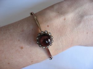 garnetflowerbracelet1.JPG