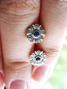 LIB-VC_SapphireEarrings_fingers_02.jpg