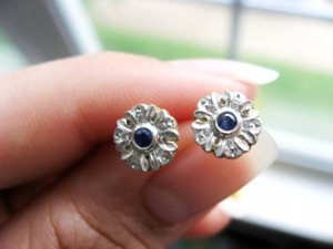 LIB-VC_SapphireEarrings_fingers_01.jpg