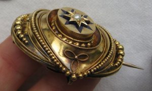 goldenambroochgl10.jpg