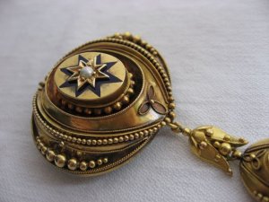 goldenambroochgl8.jpg