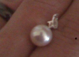 white pearl pendant Chuyun.jpg