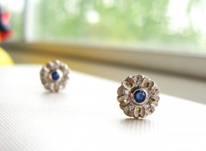 LIB-VC_SapphireEarrings_handpeek_01.jpg