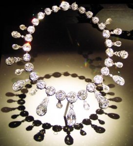 36273259.HookerDiamondNecklace.jpg