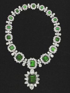 ElizabethTaylorEmeraldDiamondnecklaceBulgari.jpg