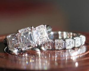 5 stone asscher memoire band.jpg