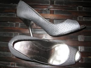 silver pumps.JPG