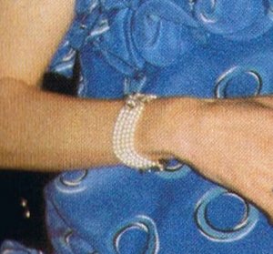 fiverrowpearlbraceletclose.jpg