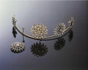 conv_tiara_brooch.JPG