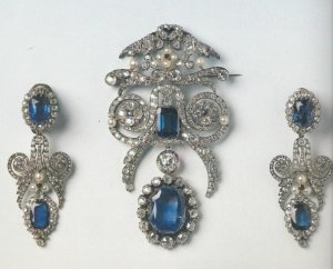 Parure de Marie-Amelie 1 - Boucles et broche.jpg