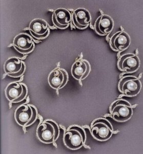 kent pearl swirl neck tiara.jpg