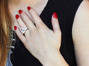 avril_lavigne_engagement_ring.jpg