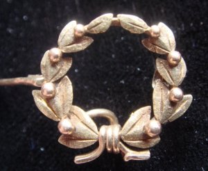 wreath_brooch_1.jpg