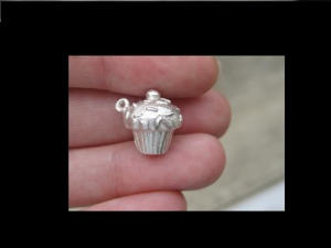 silvercupcakecharm.png