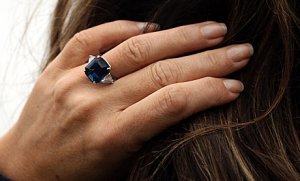 elizabeth-hurley_ring.jpg