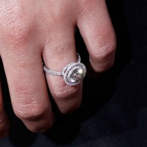 natalie-portman-engagement-ring-wedding.jpg