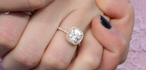 2-emma-roberts-engagement-ring-pictures-evan-peters-celebrity-weddings-0506-w724.jpg