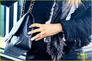 sofia-vergara-flashes-engagement-ring-at-lax-02.jpg