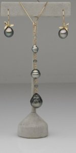 3_pearl_pendant_and_earrings_low_0.jpg