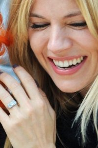 sienna-miller-ring-tom-vogue-6mar14-rex_b_592x888.jpg