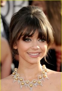 sarah-hyland-golden-globes-2011-pearl-necklace.jpg