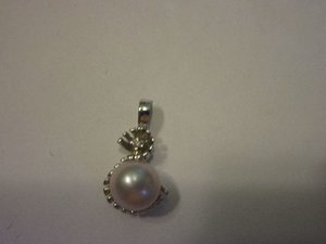 pearlpendantfront1.jpg