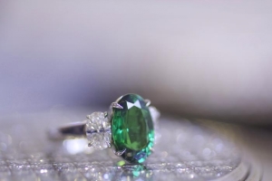 blue-nile-tsavorite-garnet-diamond-ring-red-carpet.jpg