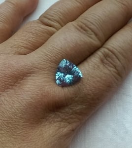 caratsgemsbluetopaz.jpg