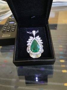 9.26 Ct Emerald Pendant 2.jpg