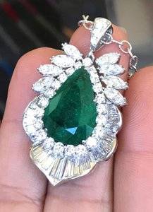 9.26 Ct Emerald Pendant 3 (2).jpg