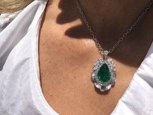 9.26 Ct Emerald Pendant 4.jpg