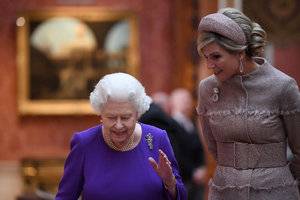 viewing-the-netherlands-exhibiton-in-the-picture-gallery-at-buckingham-palace.jpeg