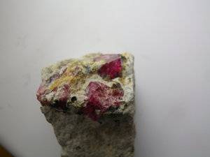 Red beryl in matrix 3.JPG