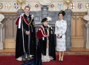 britains-queen-elizabeth-ii-poses-for-a-picture-with-king-news-photo-1150373126-1560782428.jpg