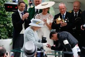 italian-jockey-frankie-dettori-shakes-hands-with-britains-news-photo-1151035349-1561046481.jpg