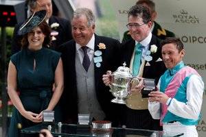 jockey-frankie-dettori-and-trainer-michael-stoute-pose-with-news-photo-1151032373-1561042632.jpg