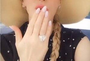 Louise_Linton_ring_close_up.jpg