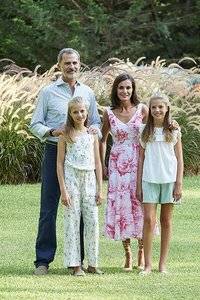 queen-letizia-family-z.jpg