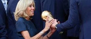 photos-brigitte-macron-rayonnante-en-robe-courte-brandit-la-coupe-des-bleus-a-l-elysee.jpg