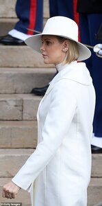 21193926-7701227-Princess_Charlene_of_Monaco_arrives_at_the_Monaco_Cathedral_duri-a-51_1574166...jpg