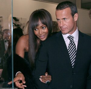 21521378-7730365-Naomi_Campbell_left_and_Vladislav_Doronin_right_were_dating_betw-a-17_1574859...jpg