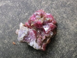 Spinel in matrix Luc Yen 01.JPG