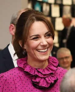 25579164-8078845-Kate_Middleton_38_proved_she_remains_Queen_of_the_high_street_la-m-8_15834188...jpg