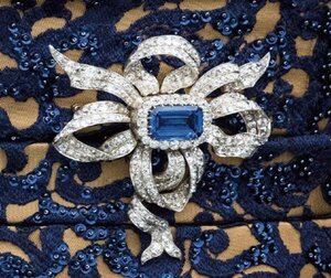 Queen Wilhelmina's sapphire bow stomacher.jpg