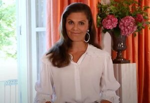 Crown-Princess-Victoria-in-AVAVAV-short -sleeve-plisse-collar-blouse-2.jpg