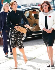 crown-princess-mary-in-maxmara-blazer-and-ralph-lauren-floral-dress-2.jpg