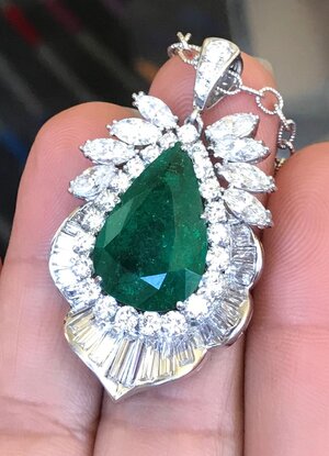 9.26 Ct Emerald Pendant 3 (2).jpg