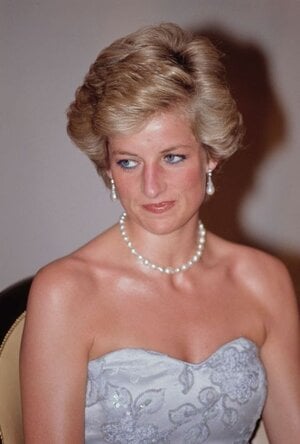 diana-princess-of-wales-attends-a-banquet-at-the-news-photo-1598898968.jpg