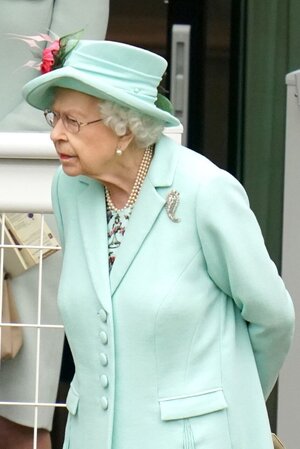 queen-elizabeth-ii-during-day-five-of-royal-ascot-at-ascot-news-photo-1624109361.jpg