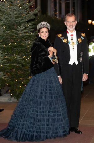 semana-letizia-brilla-en-la-cena-de-gala-con-vestido-de-hm-su-tiara-favorita-y-las-joyas-de-pa...jpg